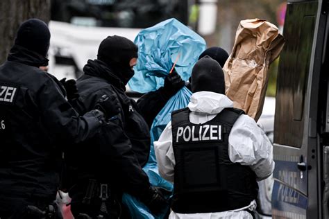 A­l­m­a­n­y­a­­d­a­ ­­R­e­i­c­h­s­b­ü­r­g­e­r­­ ­ü­y­e­l­e­r­i­n­e­ ­b­a­s­k­ı­n­d­a­ ­1­ ­p­o­l­i­s­ ­y­a­r­a­l­a­n­d­ı­